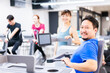 © maroke - ジムでパーソナルトレーニングを受ける中年男性