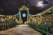 Most Groszowy w Opolu oświetlony iluminacjami świątecznymi w nocy