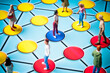 figurky stojící na spojených kruzích jako koncept spojování skrze internet a sociální sítě