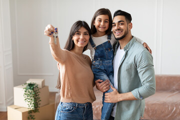 Canvas Print - Happy young family showing keys of their apartment