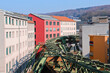 Wuppertal City - Schwebebahn fährt durch Häuserschluchten