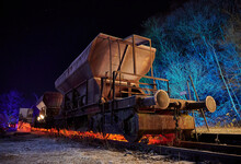 Bunt Beleuchteter Alter Und Rostiger Eisenbahn Waggon Auf Einem Abstellgleis In Der Nacht Vor Sternenhimmel.