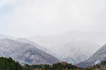 Poster - 雪が降りだした山