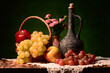Obraz z winem w tle. Martwa natura a w niej świeże owoce takie jak winogron czerwona, biała, jabłka, mandarynki klementynki oraz limonka z bukietem goździków. kompozycja na pulpit czy obraz na ścianę