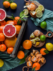  Frische Orangen auf schwarzem Hintergrund, Auswahl Orange, Mandarine, Zitrone, Limette, geschnittene und halbierte Früchte