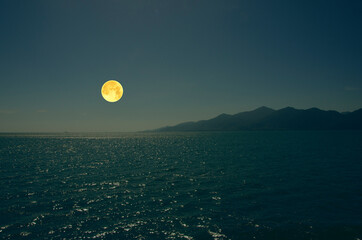 Wall Mural - Beautiful full moon over the sea in the evening