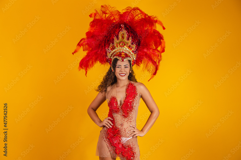 Foto Brazilian afro woman posing in samba costume over yellow ...
