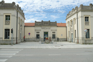 Canvas Print - L'attuale Centro civico di Albese con Cassano, ex sede del Municipio.