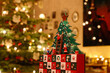 Nahaufnahme eines dreidimensionalen Adventskalenders vor weihnachtlich geschmücktem Hintergrund