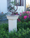 Fototapeta  - zegar słoneczny w ogrodzie róże bukszpan