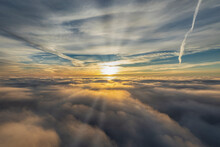 Dramatischer Panoramahimmel Mit Wolken Bei Sonnenaufgang Und Sonnenuntergang. Panoramabild.