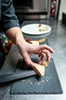 dressage de foie gras dans cuisine de restaurant
