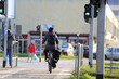 Kobieta na rowerze z plecakiem jedzie ścieżką rowerową w mieście, Wrocław.	