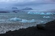 Mniejsze i większe odłamki lodowca w jeziorze Jökulsárlón, Laguna Lodowcowa, Islandia (7) / Smaller and larger glacier debris in Jökulsárlón Lake, Glacier Lagoon, Iceland (7)