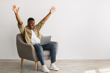 Canvas Print - African Guy With Laptop Raising Hands In Joy, Gray Background