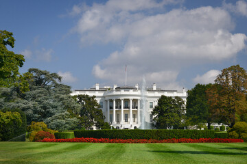 Wall Mural - White House in a cloudy spring day - Washington DC United States