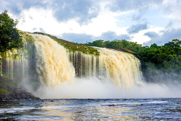 Wall Mural - Scenic waterfalls from Carrao river in Canaima national Park Venezuela