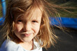 dziewczynka z rozwianymi włosami na trampolinie