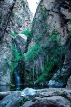 Cascada Entre Roca Gigante En Un Barranco De La Jungla