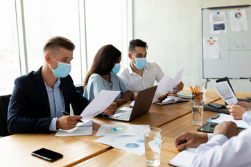 Poster - Group Of Multiethnic Colleagues Wearing Protective Face Masks Working Together In Office