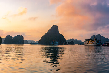 Wall Mural - Amazing sunset over Ha Long Bay, Vietnam