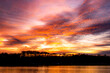 Wolkenformation am Ufer Baldeneysee Silhouette bei Sonnenuntergang