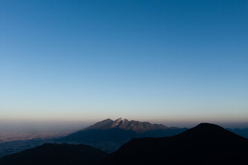 Vista del Cerro de la Silla desde el Parque Ecológico Chipinque, San Pedro Garza García, Monterrey, Nuevo León. México