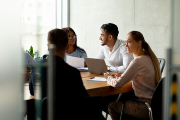 Aufkleber - Corporate Lifestyle. Group Of Multiethnic Coworkers Brainstorming On Business Project