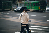 Fototapeta Miasto - 自転車に乗る女性/women riding a bicycle