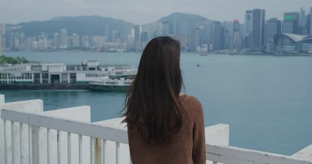 Canvas Print - Woman look at the city of Hong Kong