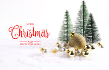 Cartolina D'auguri Di Buon Natale. Palline Di Decorazioni Natalizie, Regali, Ramo Di Abete E Testo Di Buon Natale Su Sfondo Bianco.