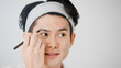 © aijiro - 眉メイクをする若い男性　ビューティーイメージ