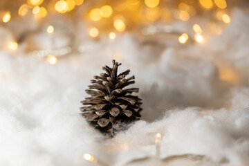  pinos de navidad con fondo desenfocado con luces navideñas y bokeh dorado