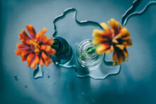 花とビンテージボトル