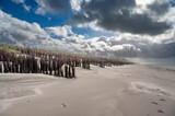 Fototapeta  - Endloser Strand am Billriff auf der Nordseeinsel Juist bei stürmischen Wetter