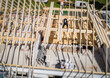 Privater Wohnungsbau - Zimmerleute errichten Dachstuhl eines Wohnhauses, Symbolfoto.