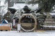 東京都杉並区和泉）雪の中の和泉熊野神社の本殿と年越の祓