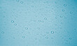 Wassertröpfchen auf hellblauem Untergrund bilden ein formatfüllendes Muster