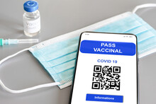 Passe Vaccinal Covid 19. Téléphone Portable, Masque, Flacon De Vaccin Et Seringue.