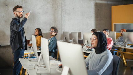 Leinwandbilder - Teacher Giving Lesson to Diverse Multiethnic Group of Female and Male Students in College Room, Teaching New Academic Skills on a Computer. Lecturer Shares Knowledge with Smart Young Scholars.