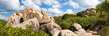 Felsen Aus Granit Im Nationalpark Auf Virgin Gorda, (Tortola) Eine Der Britischen Jungferninseln In Der Karibik, Panorama.