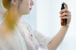 © starmix - 化粧水スプレー、ミストでスキンケアする女性