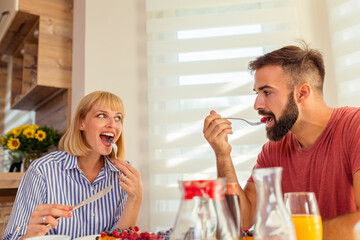 Canvas Print - Couple having breakfast at home