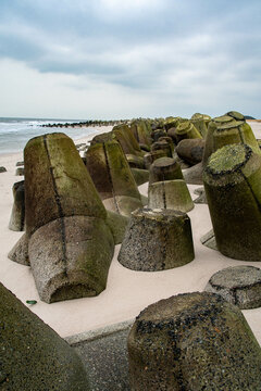 Tetrapoden als Küstenschutz am Strand von Hörnum Insel Sylt