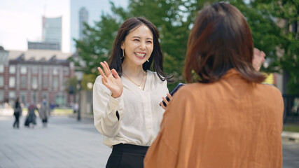 Poster - 待ち合わせする女性