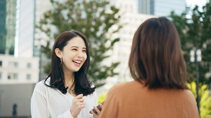Poster - 屋外で会話する女性