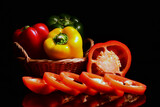 Fototapeta Tulipany - Papryka słodka w trzech kolorach. Czerwona, żółta i zielona. Kompozycja zdrowa żywność dla tła jako przepis kulinarny. Tapeta zdrowa żywność przedstawiająca papryczki.