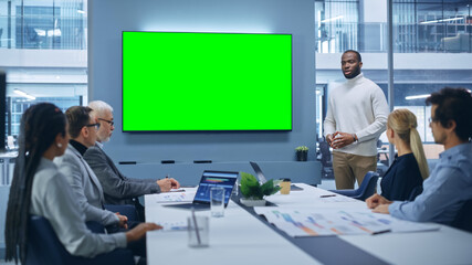 Aufkleber - Office Conference Room Meeting Presentation: Charismatic Black Businessman Talks, Uses Green Screen Chroma Key Wall TV. Successfully Presenting a e-Commerce Product to Group of Multi-Ethnic Investors