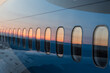 Fenster eines Flugzeugs im Sonnenuntergang