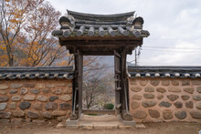The Entrance To A Traditional Korean House. 한국 전통 가옥 입구, 한옥, 대문
